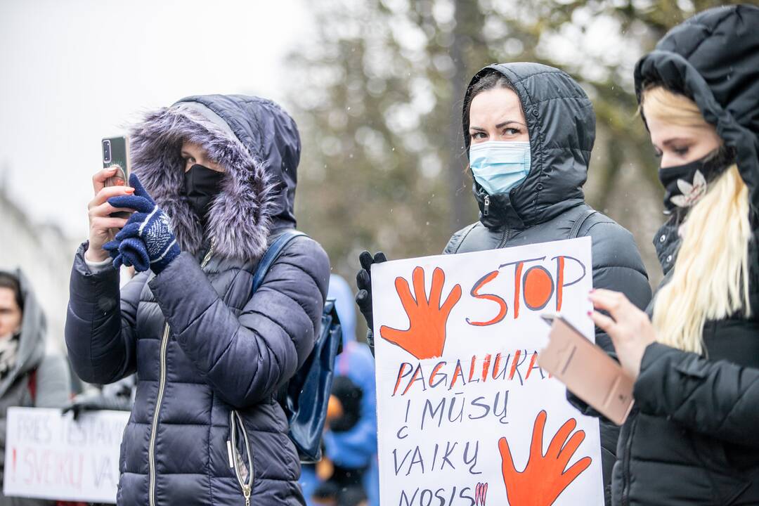 Tėvų protestas prieš vaikų testavimą