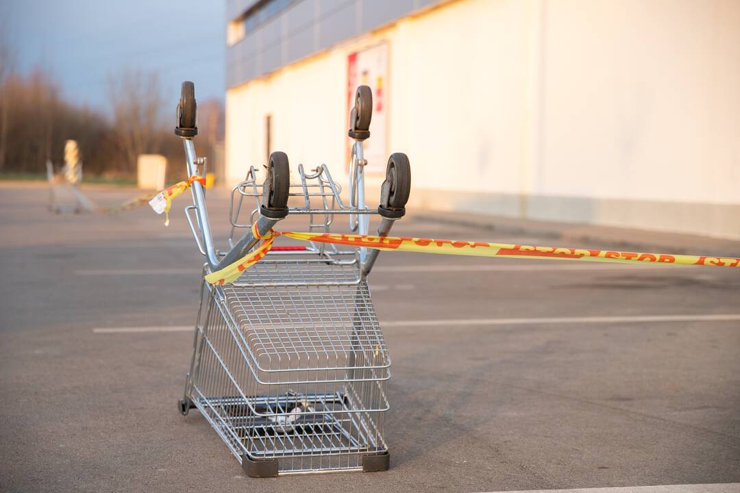 Prekybos centrai Kaune pradeda riboti automobilių srautus