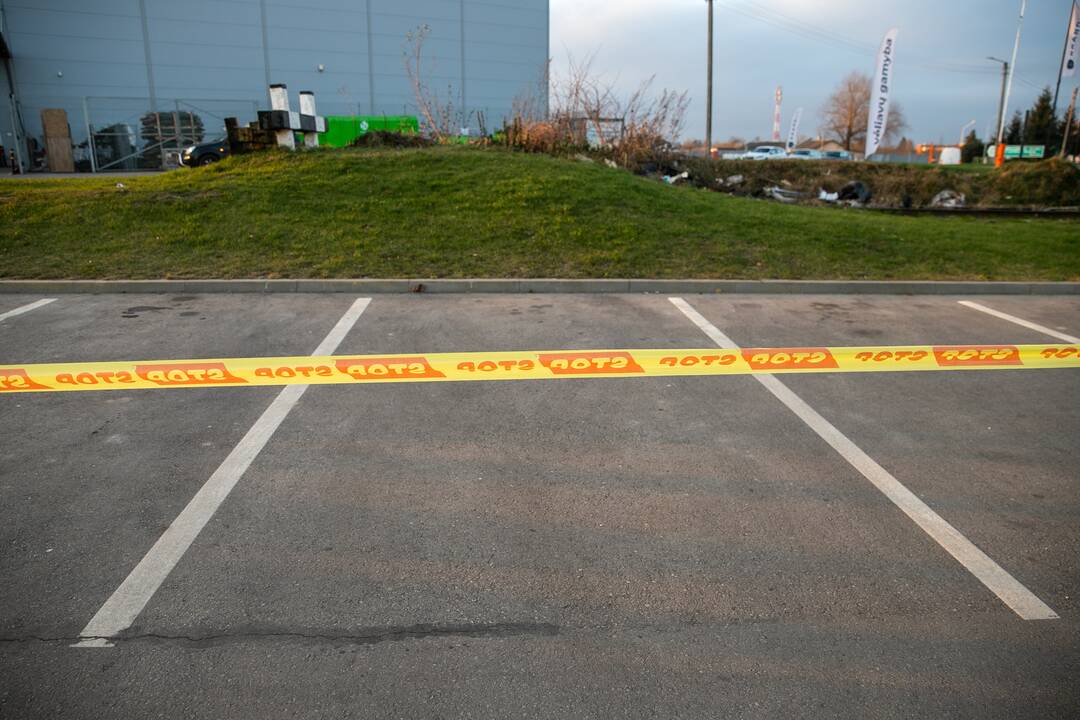 Prekybos centrai Kaune pradeda riboti automobilių srautus