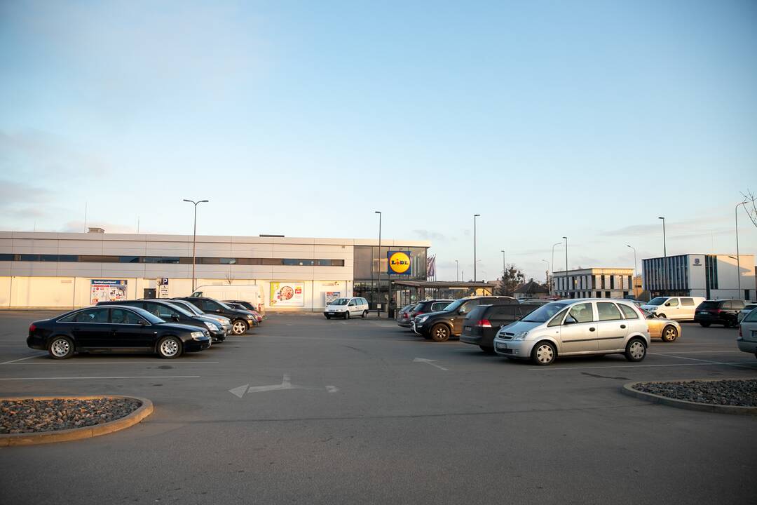 Prekybos centrai Kaune pradeda riboti automobilių srautus