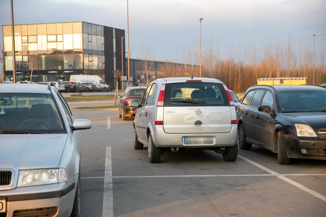 Prekybos centrai Kaune pradeda riboti automobilių srautus