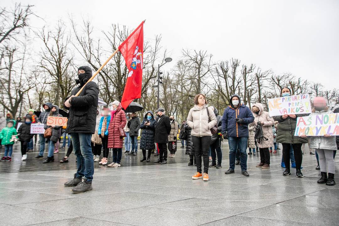 Tėvų protestas prieš vaikų testavimą