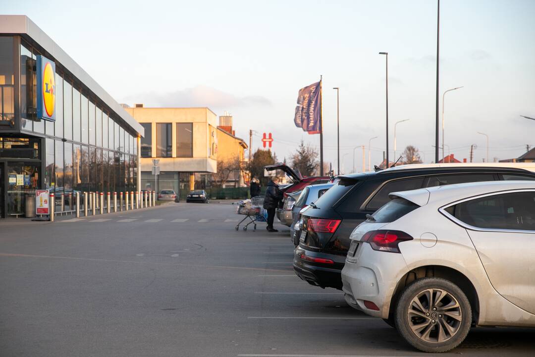Prekybos centrai Kaune pradeda riboti automobilių srautus