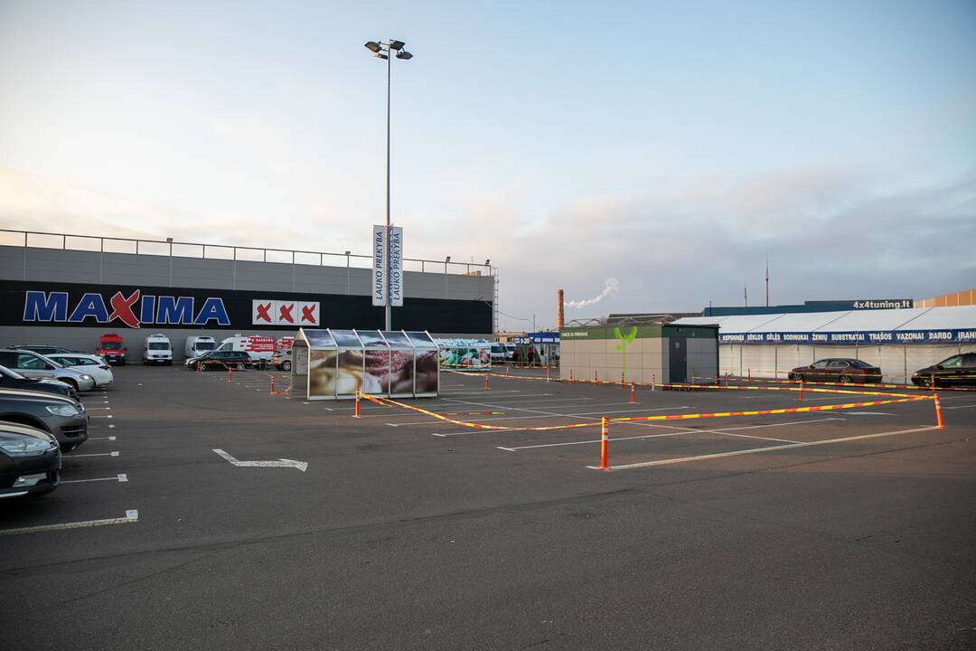 Prekybos centrai Kaune pradeda riboti automobilių srautus