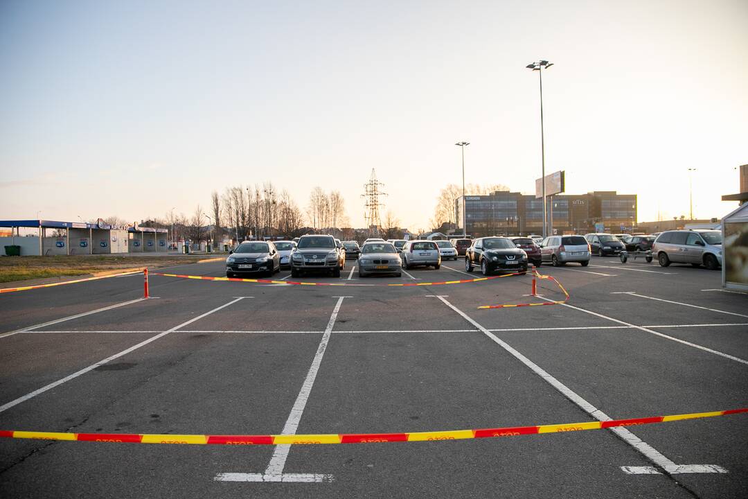 Prekybos centrai Kaune pradeda riboti automobilių srautus