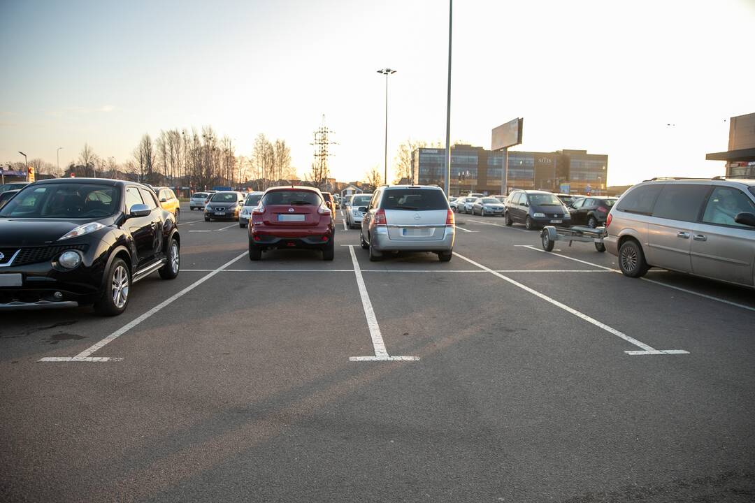 Prekybos centrai Kaune pradeda riboti automobilių srautus
