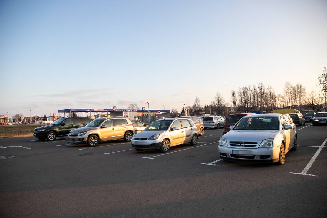 Prekybos centrai Kaune pradeda riboti automobilių srautus