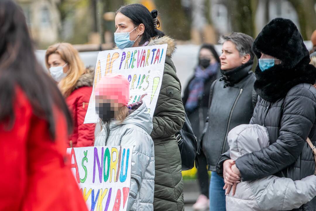 Tėvų protestas prieš vaikų testavimą