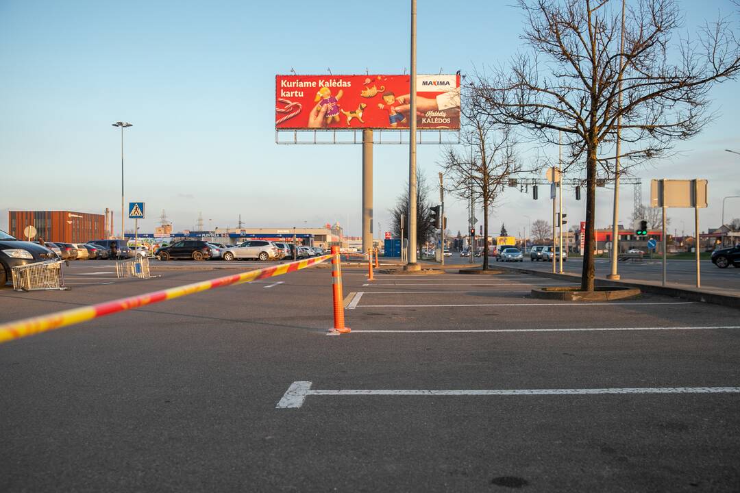 Prekybos centrai Kaune pradeda riboti automobilių srautus