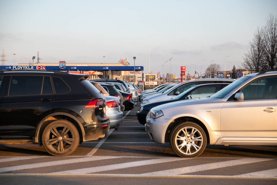 Prekybos centrai Kaune pradeda riboti automobilių srautus