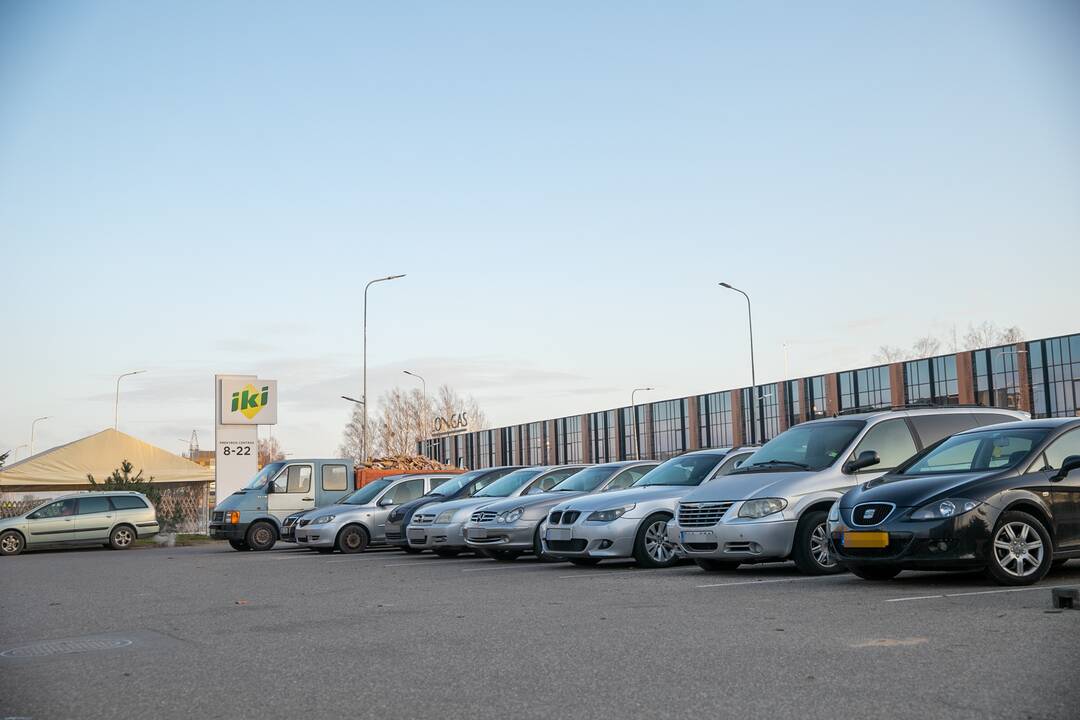 Prekybos centrai Kaune pradeda riboti automobilių srautus