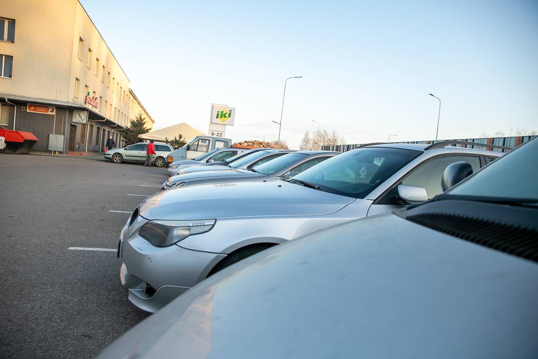 Prekybos centrai Kaune pradeda riboti automobilių srautus