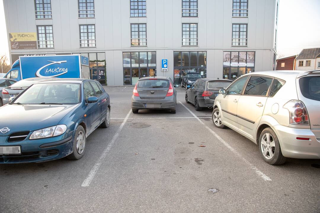 Prekybos centrai Kaune pradeda riboti automobilių srautus