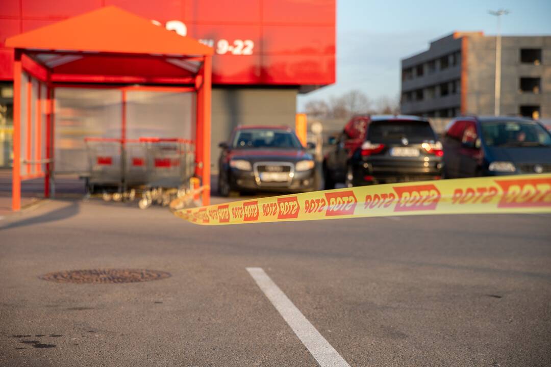 Prekybos centrai Kaune pradeda riboti automobilių srautus