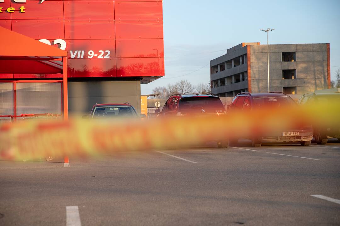 Prekybos centrai Kaune pradeda riboti automobilių srautus