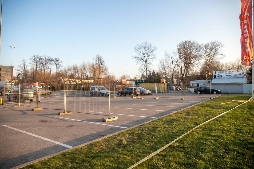 Prekybos centrai Kaune pradeda riboti automobilių srautus