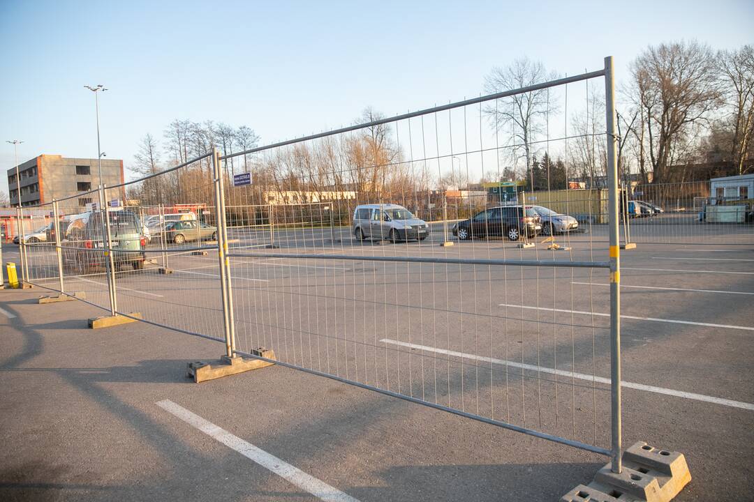 Prekybos centrai Kaune pradeda riboti automobilių srautus