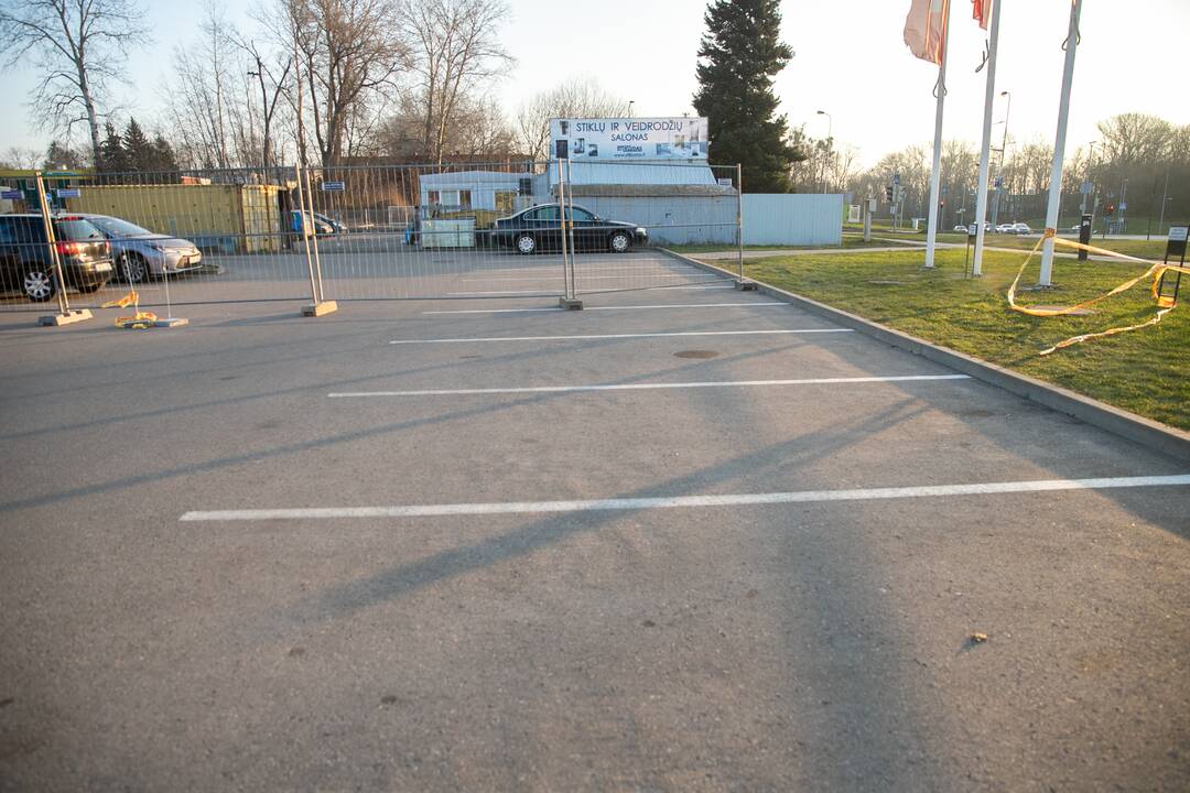 Prekybos centrai Kaune pradeda riboti automobilių srautus