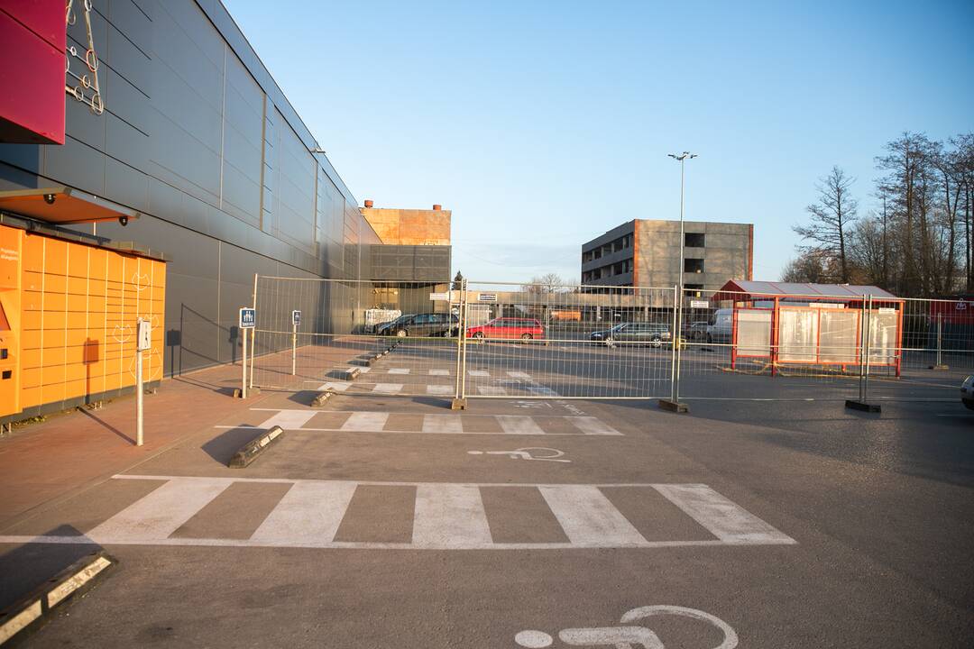 Prekybos centrai Kaune pradeda riboti automobilių srautus