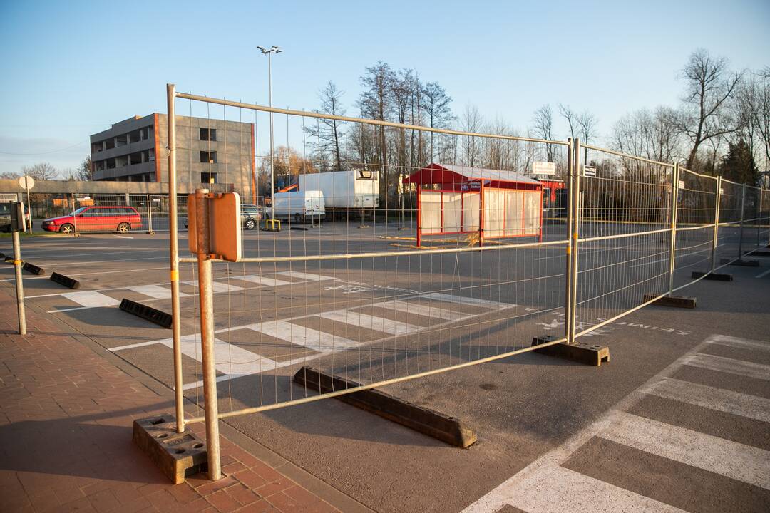 Prekybos centrai Kaune pradeda riboti automobilių srautus
