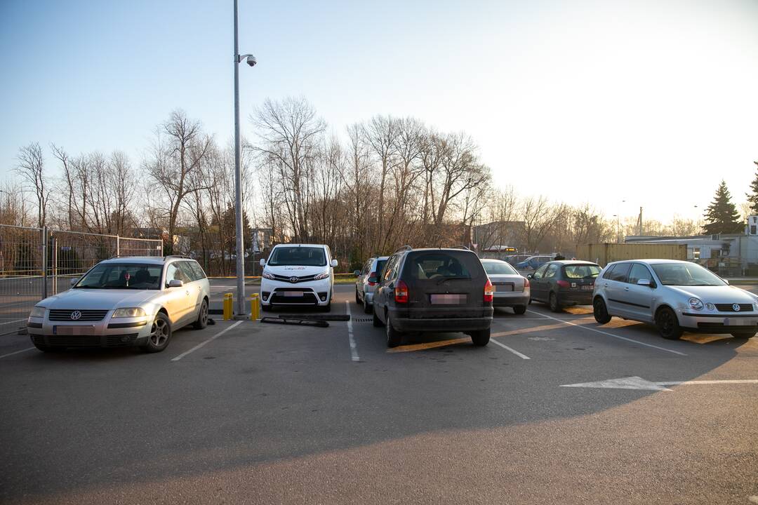 Prekybos centrai Kaune pradeda riboti automobilių srautus