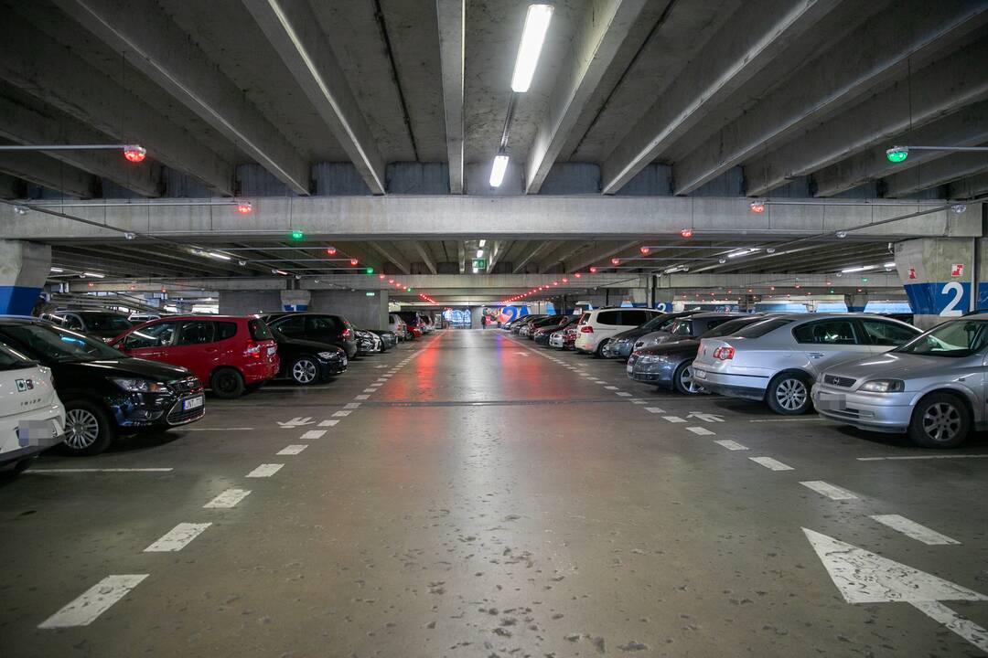 Prekybos centrai Kaune pradeda riboti automobilių srautus