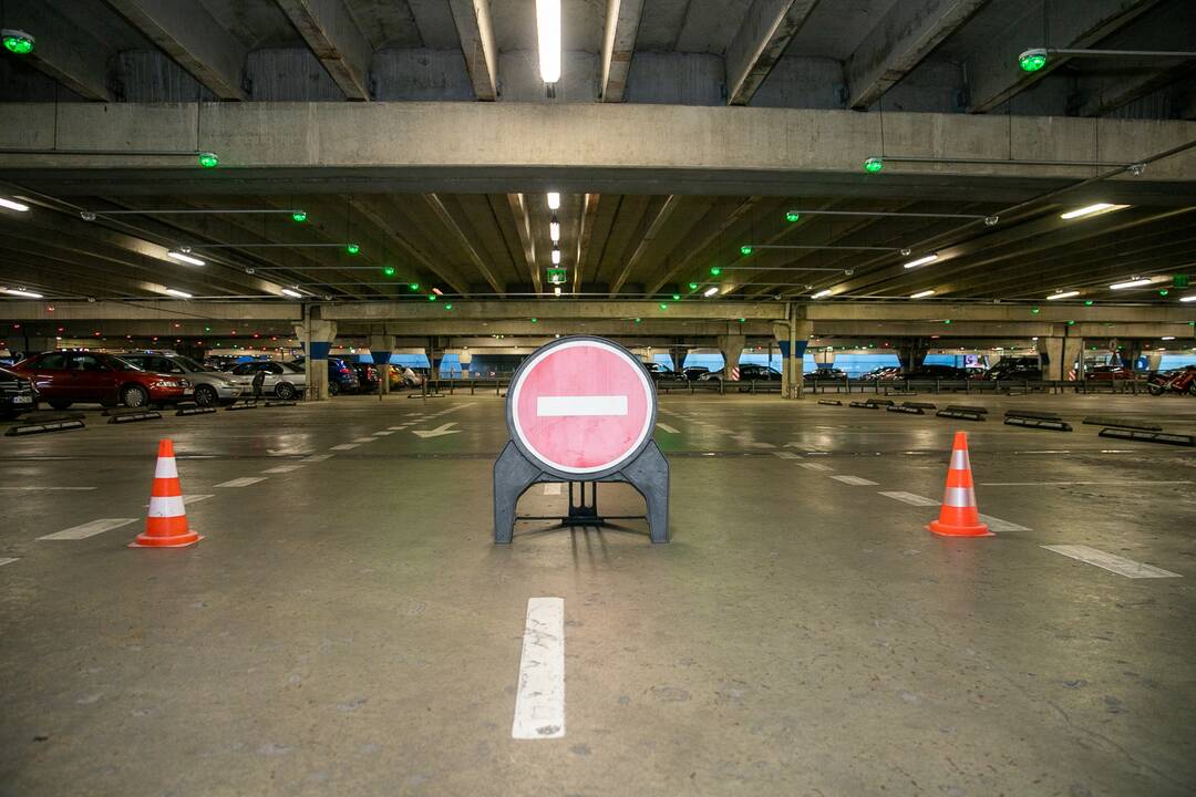 Prekybos centrai Kaune pradeda riboti automobilių srautus