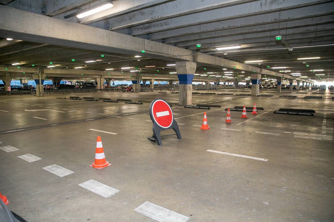Prekybos centrai Kaune pradeda riboti automobilių srautus