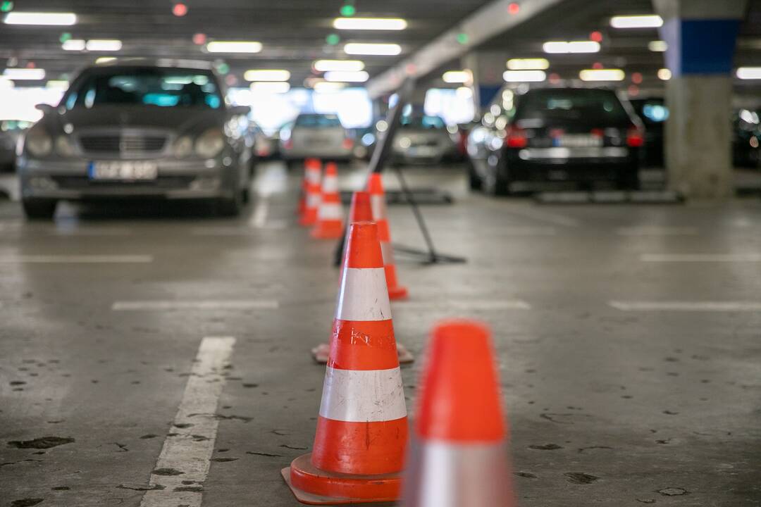 Prekybos centrai Kaune pradeda riboti automobilių srautus