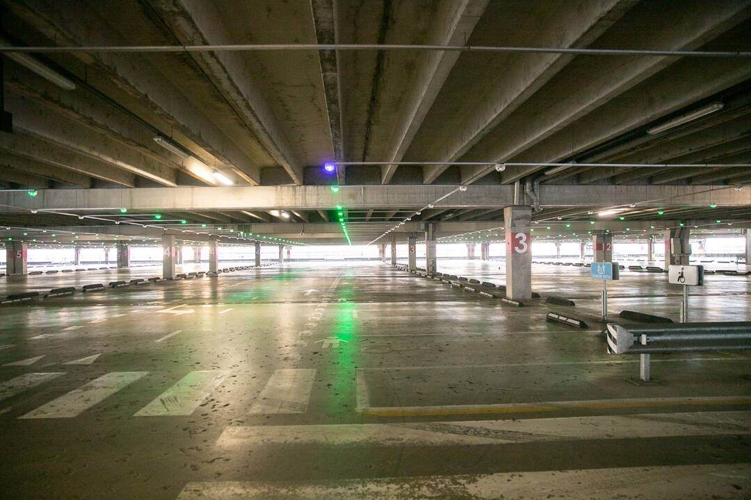 Prekybos centrai Kaune pradeda riboti automobilių srautus