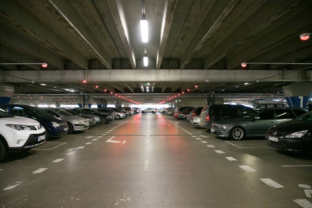 Prekybos centrai Kaune pradeda riboti automobilių srautus