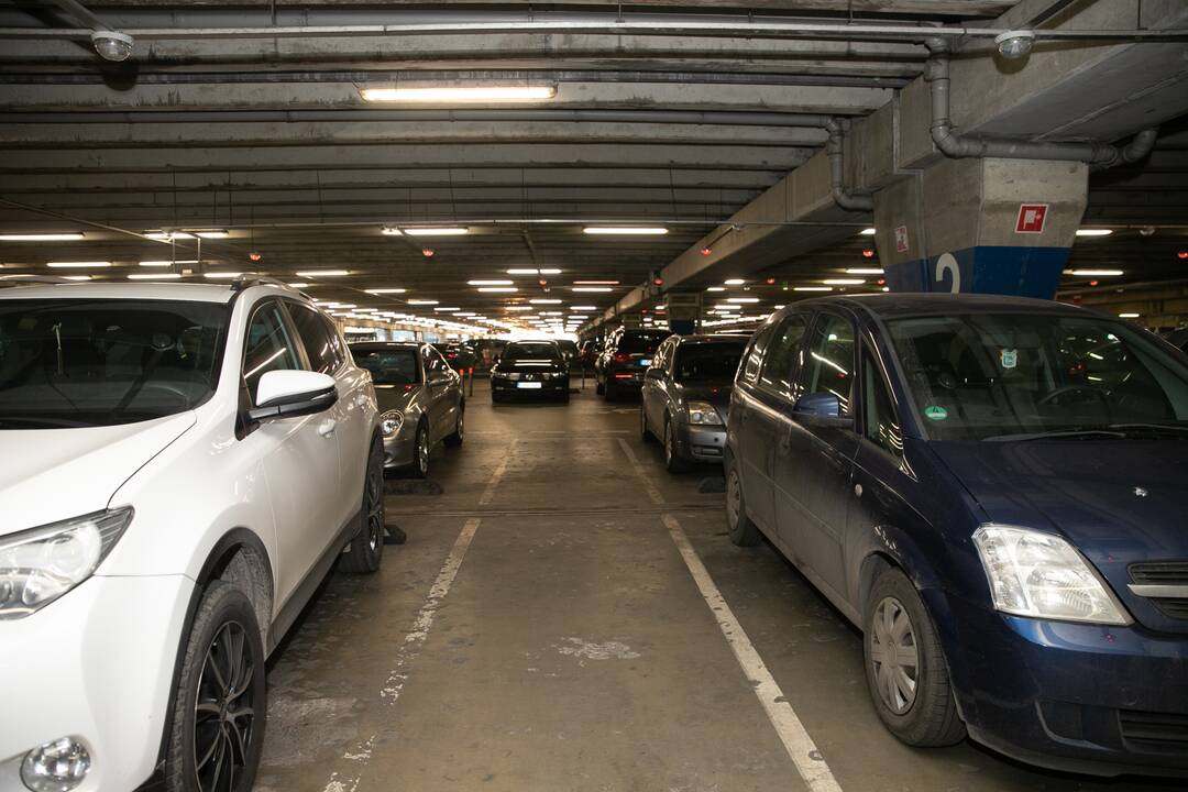 Prekybos centrai Kaune pradeda riboti automobilių srautus