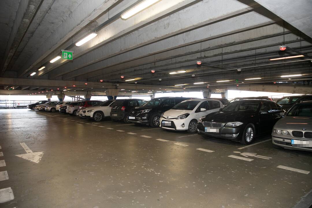 Prekybos centrai Kaune pradeda riboti automobilių srautus
