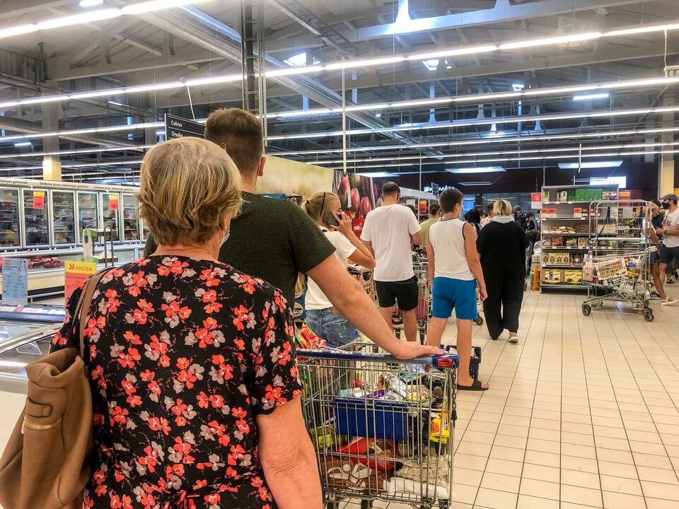 Pirkėjai apgulė Aleksote uždaromą „Maximą“