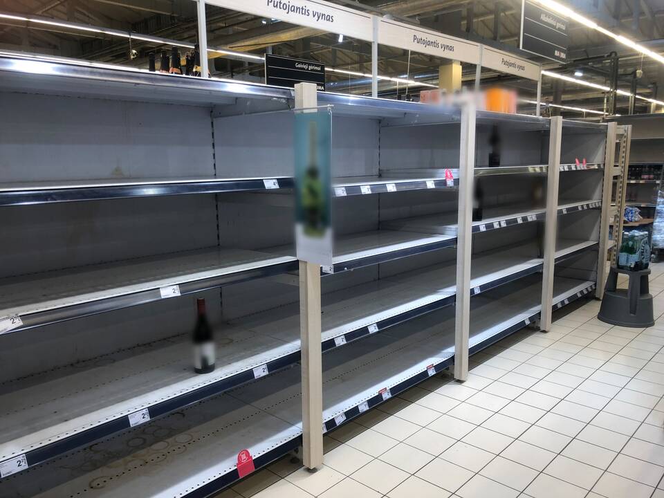 Pirkėjai apgulė Aleksote uždaromą „Maximą“