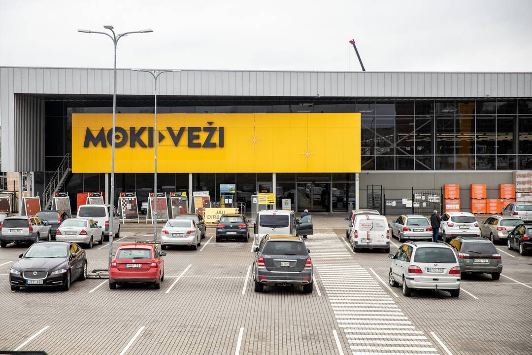 Prie atsidariusių parduotuvių Kaune – daugybė žmonių