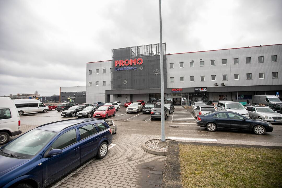 Prie atsidariusių parduotuvių Kaune – daugybė žmonių
