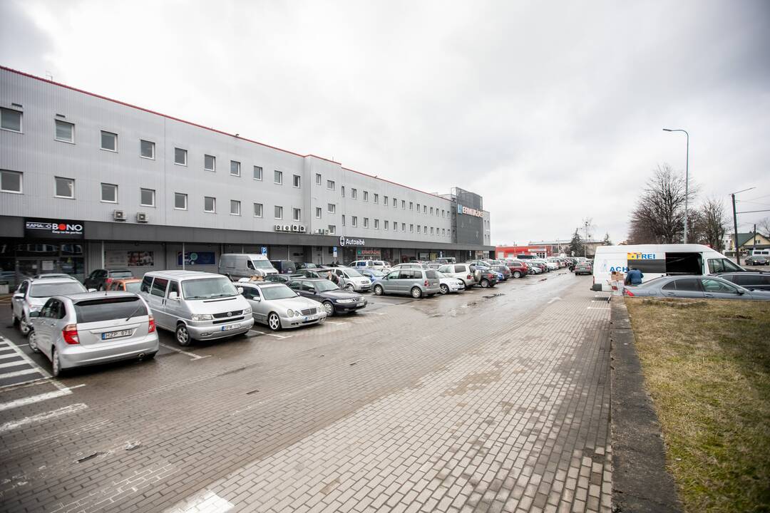 Prie atsidariusių parduotuvių Kaune – daugybė žmonių