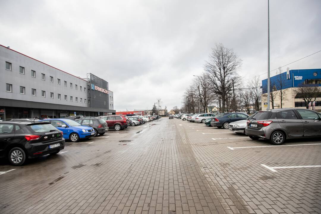 Prie atsidariusių parduotuvių Kaune – daugybė žmonių