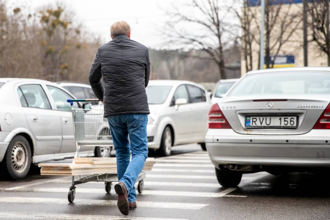 Prie atsidariusių parduotuvių Kaune – daugybė žmonių