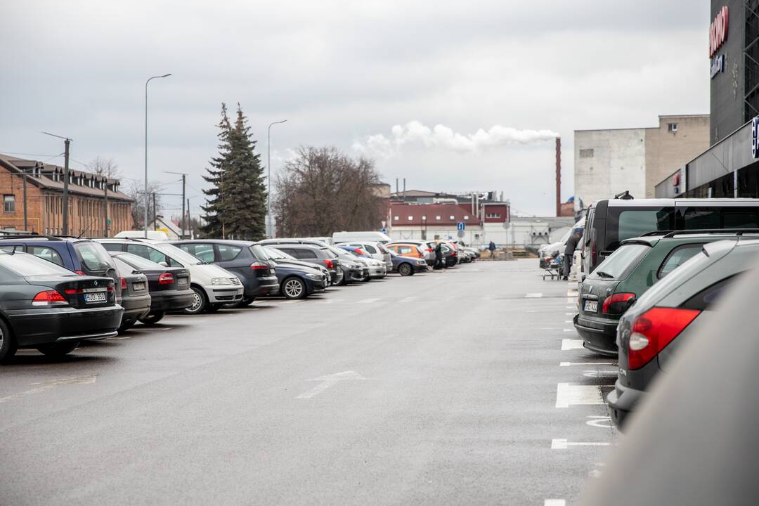 Prie atsidariusių parduotuvių Kaune – daugybė žmonių
