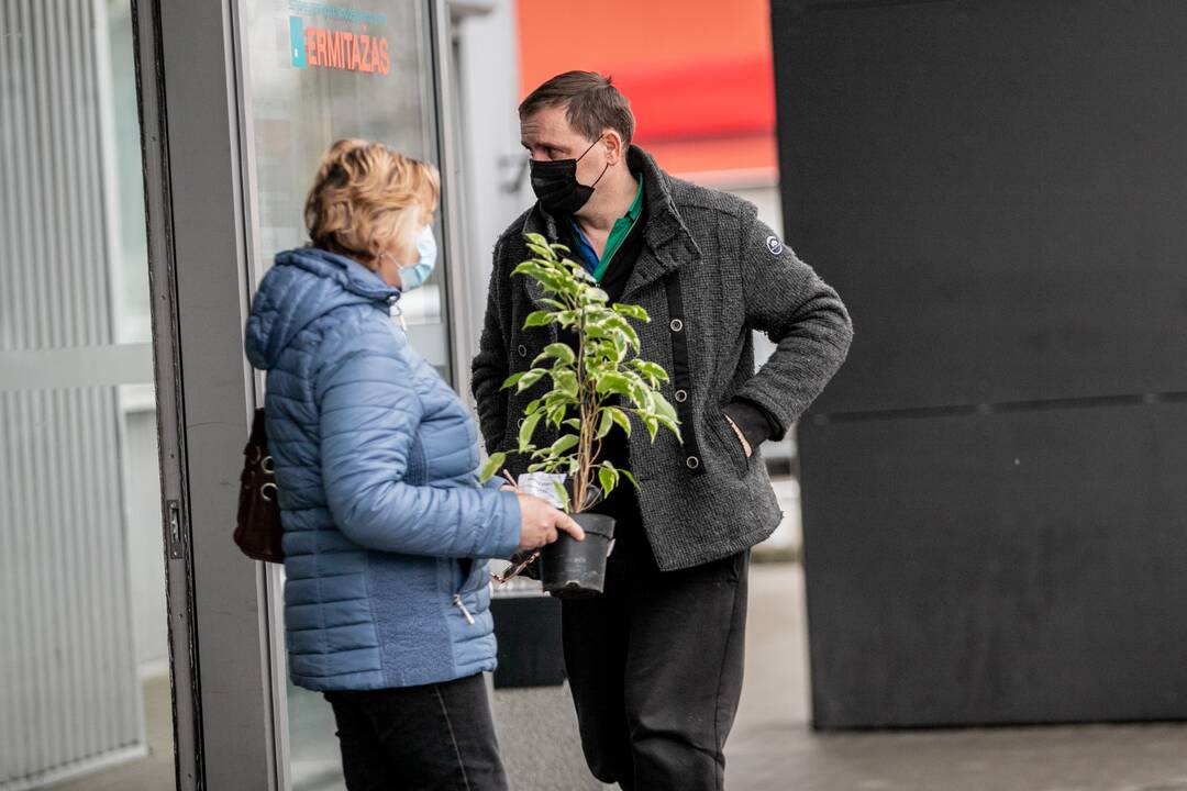 Prie atsidariusių parduotuvių Kaune – daugybė žmonių