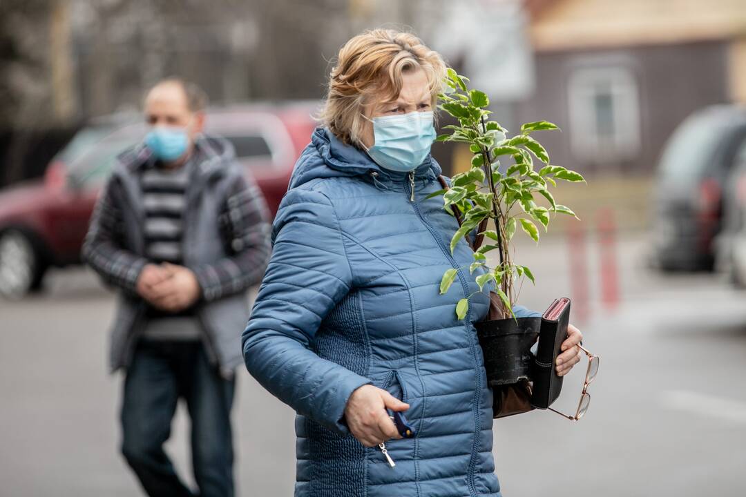 Prie atsidariusių parduotuvių Kaune – daugybė žmonių