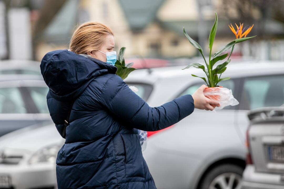 Prie atsidariusių parduotuvių Kaune – daugybė žmonių
