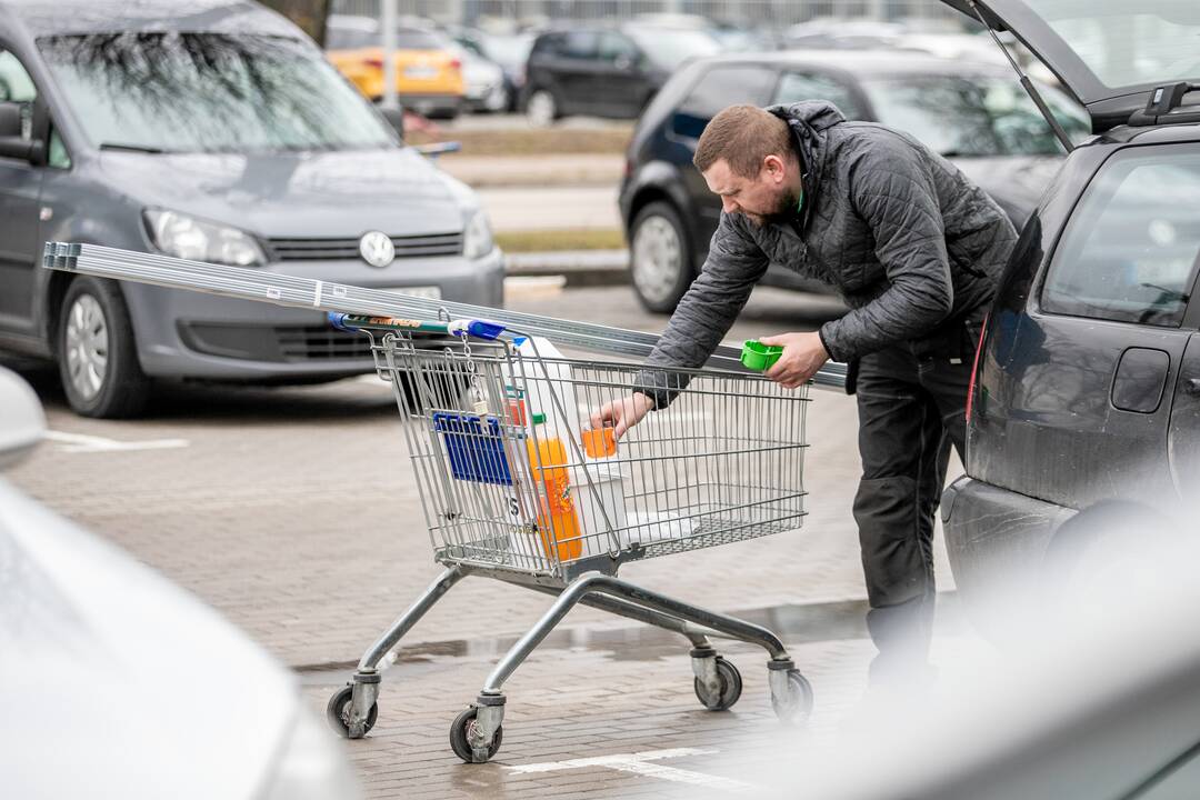 Prie atsidariusių parduotuvių Kaune – daugybė žmonių