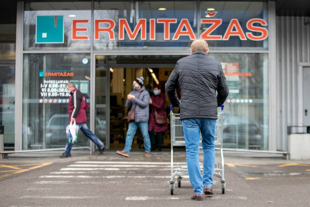 Prie atsidariusių parduotuvių Kaune – daugybė žmonių