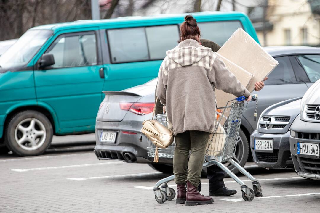 Prie atsidariusių parduotuvių Kaune – daugybė žmonių