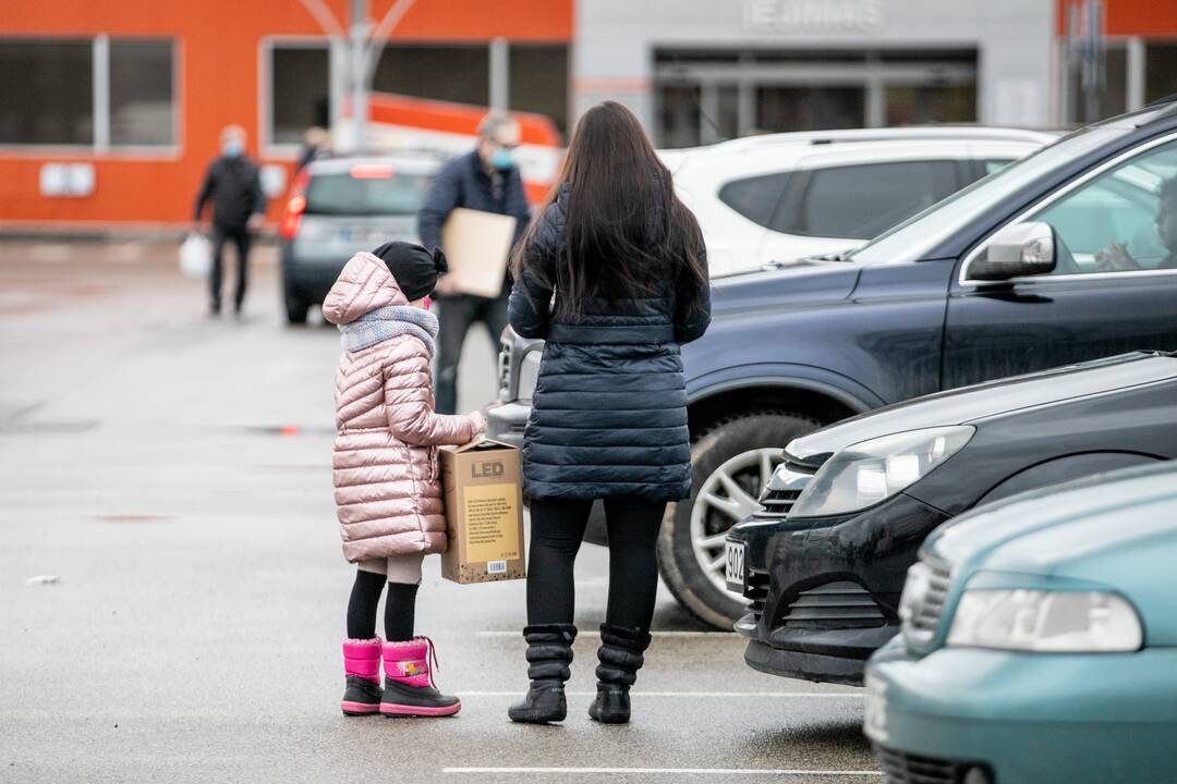Prie atsidariusių parduotuvių Kaune – daugybė žmonių