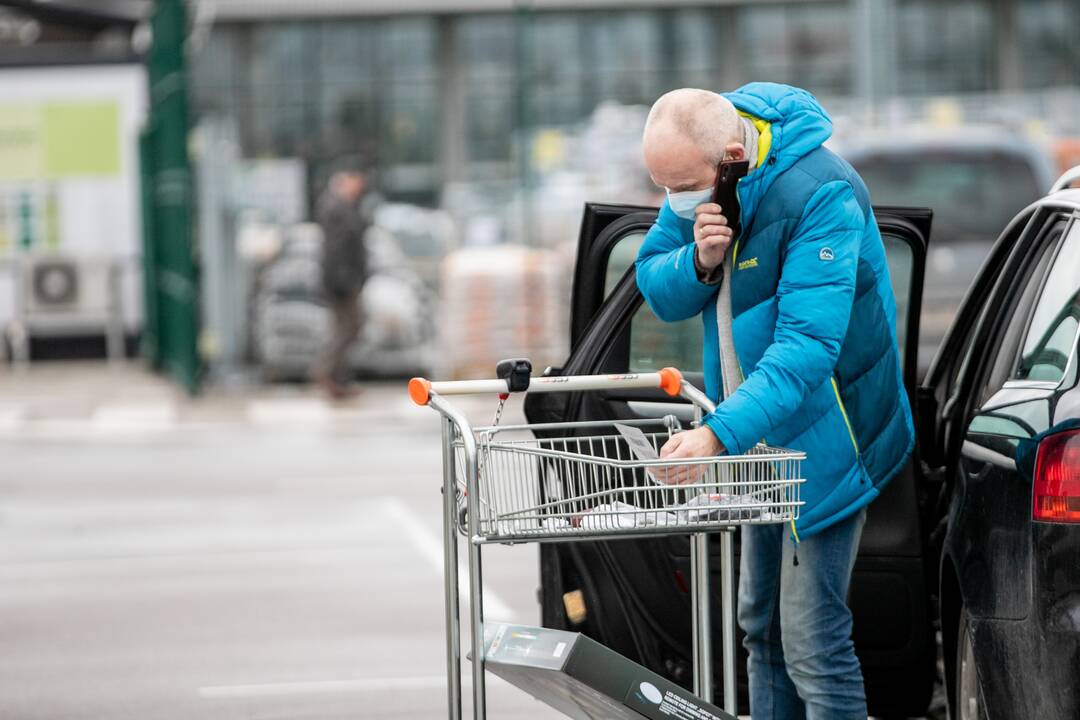 Prie atsidariusių parduotuvių Kaune – daugybė žmonių