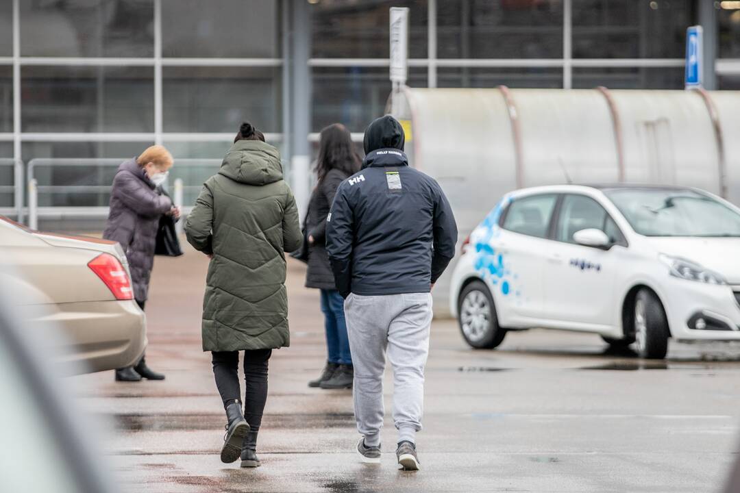 Prie atsidariusių parduotuvių Kaune – daugybė žmonių